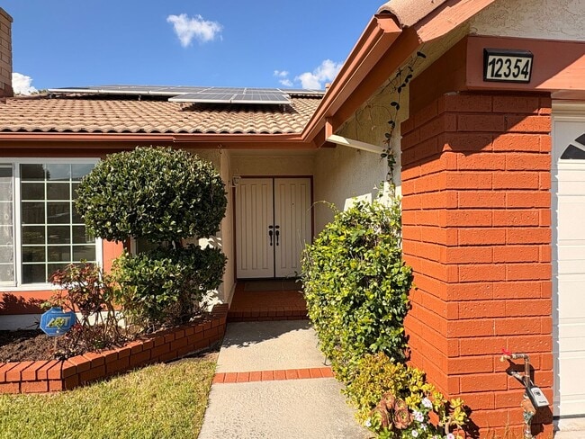 Building Photo - Rancho Cucamonga Gem – Stylish Single-Stor...
