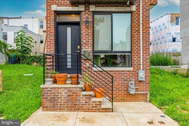 Building Photo - 2137 N Darien St