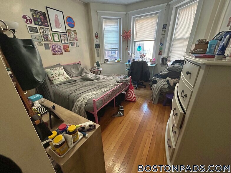 Building Photo - 463 Park Dr