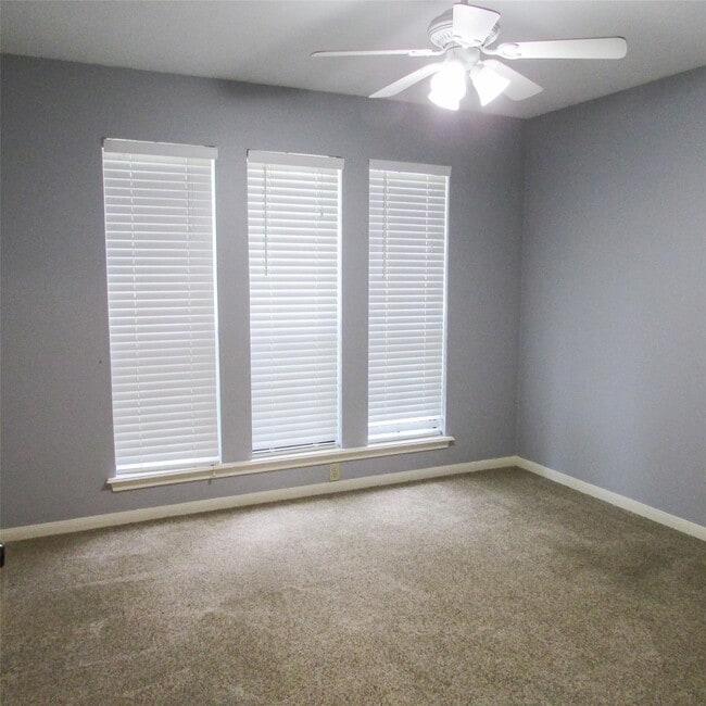 Building Photo - 2232 Azalea Cir