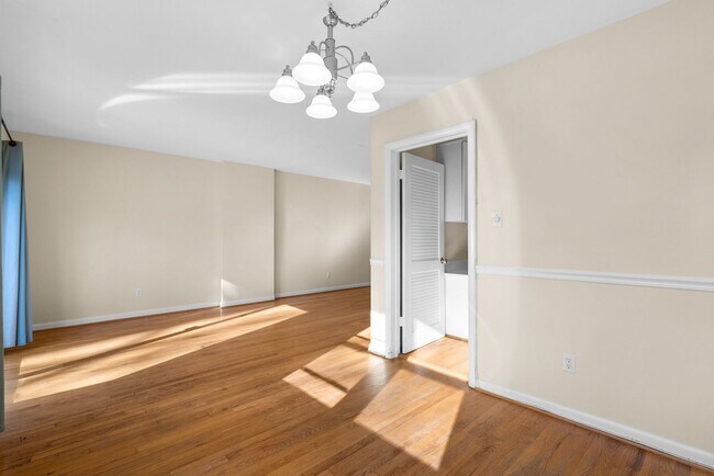Building Photo - 4 Bedroom 3.5 Bathroom - Van Ness/Tenleytown Semi Detached Home - Attached 1 Car Garage