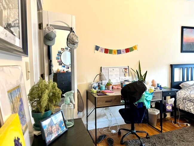 Building Photo - 27 Glenville Ave