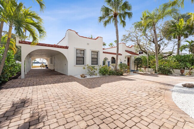 Building Photo - 114 S Lake Dr