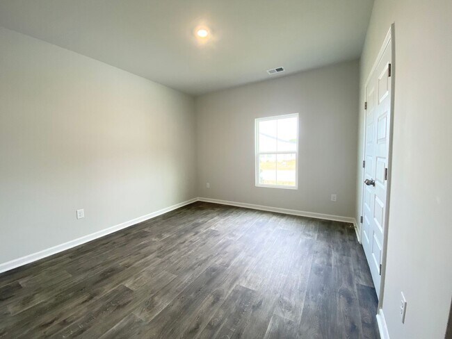 Building Photo - LIKE NEW home in a new subdivision!
