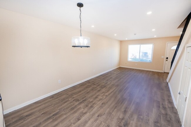 Building Photo - 2 Bedroom 1.5 Bath Available Now in El Cajon! AC/OFF STREET PARKING/IN UNIT LAUNDRY