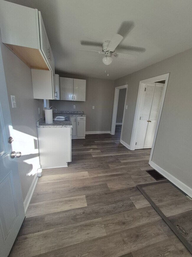 Building Photo - Cozy 1 bedroom house with large yard