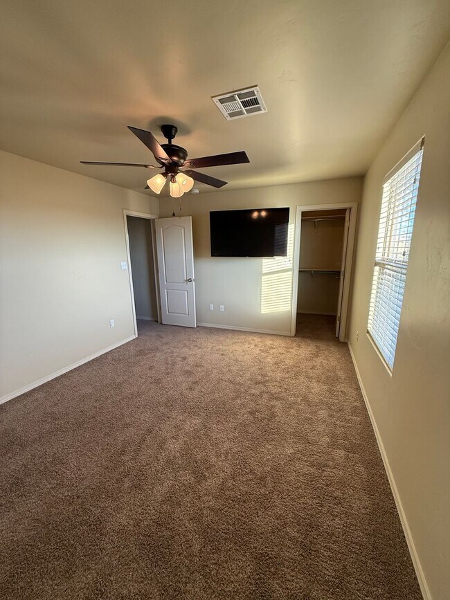 Building Photo - Charming 3BD/2.5BA with Garage in Legends West - Available Now!