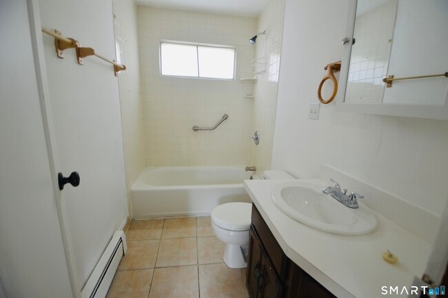 Building Photo - 203 Main St