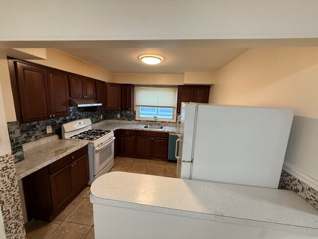 Building Photo - 36 W 9th St