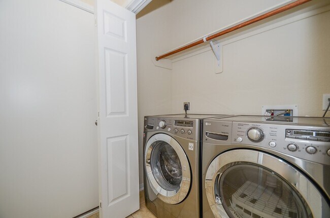 Building Photo - 14935 Vinegrove Falls Ct