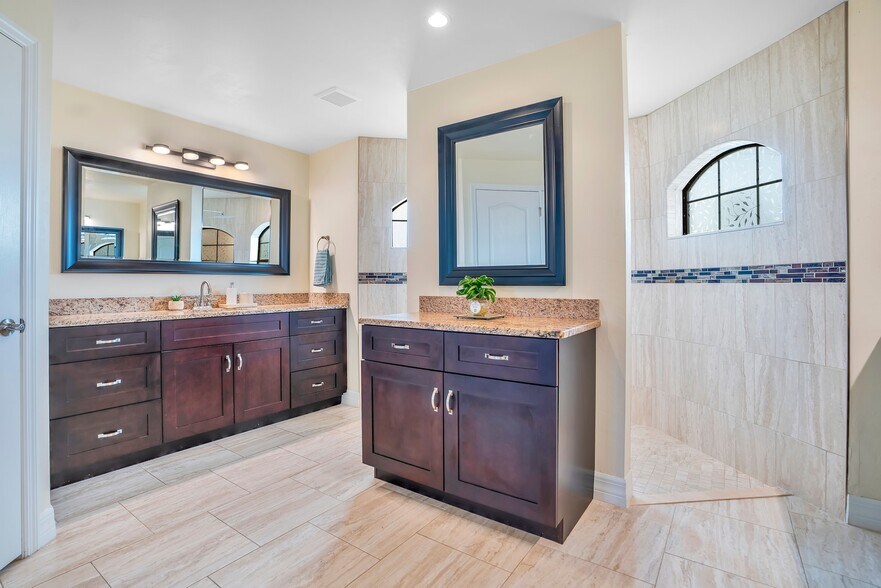 Building Photo - 1627 SW 14th St