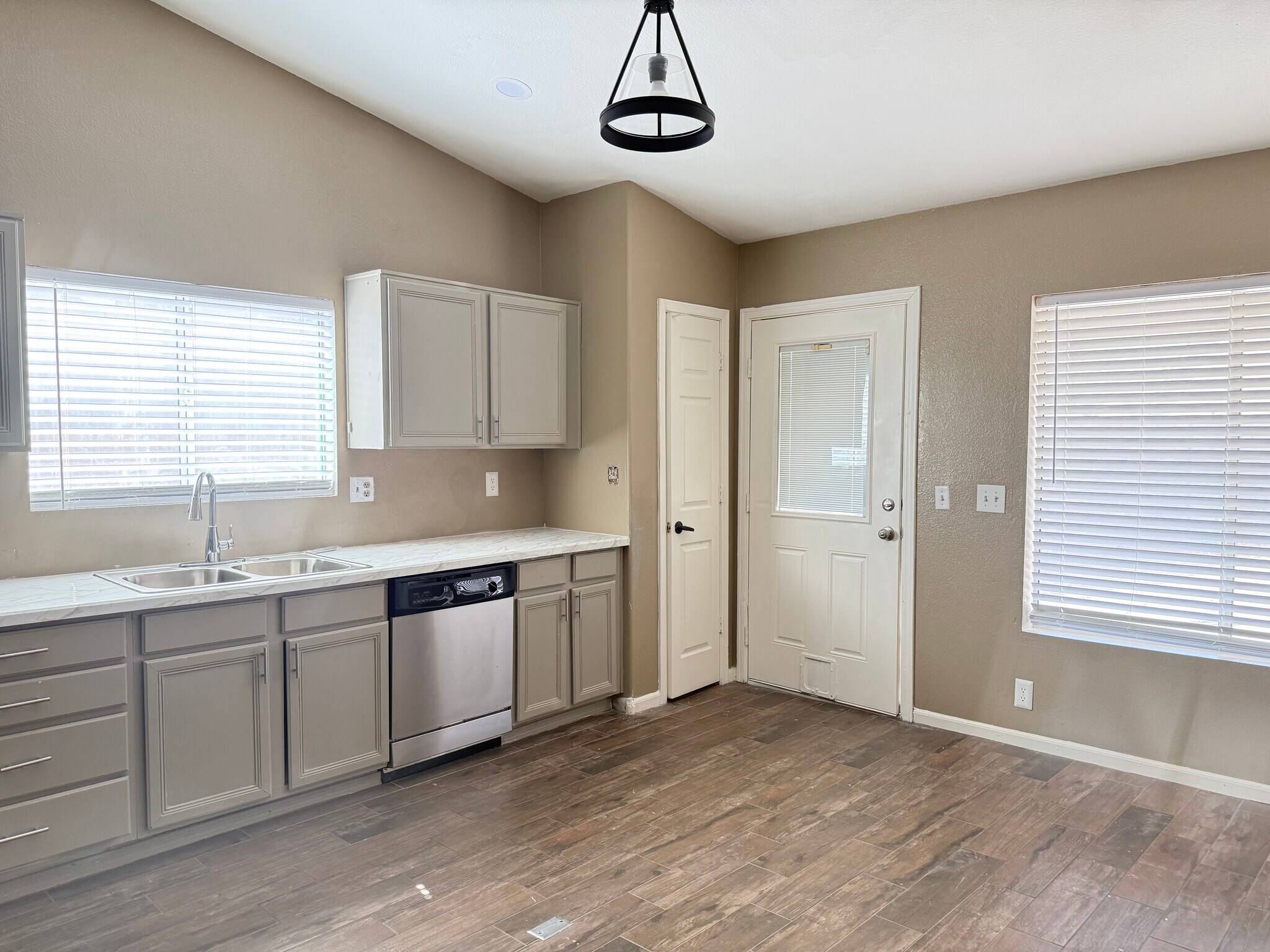 Building Photo - 10243 W Reade Ave