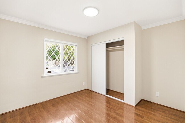 Building Photo - 12334 Moorpark St