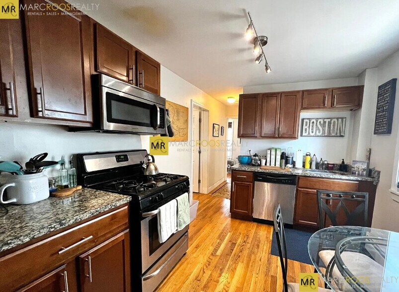 Building Photo - 678 Bennington St