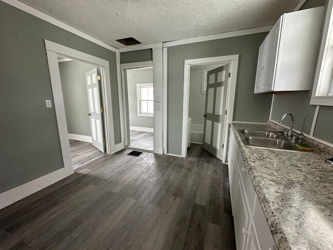 Building Photo - 210 E 7th St