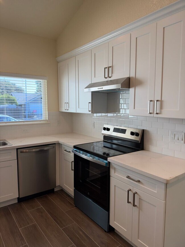 Building Photo - 528 Bella Vista Dr