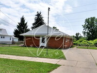 Building Photo - 2 bed 1 bath Twinplex in Point Place! (1st...