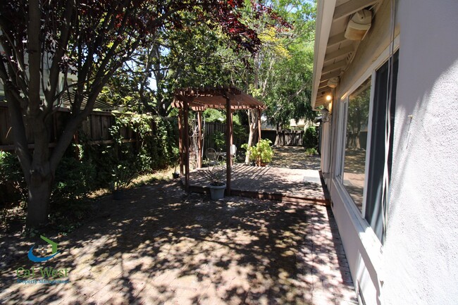 Building Photo - $4495 - Beautiful and Quiet 3/3 Single Fam...