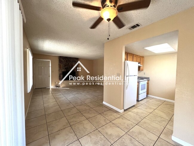 Building Photo - Spacious Elk Grove 2bd/2ba Triplex