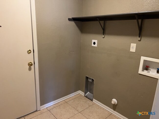 Building Photo - 5604 Bertha Dr