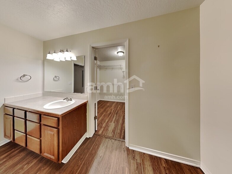 Building Photo - 1211 N Cambrick Dr