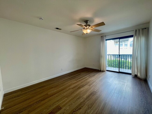 Building Photo - Large 2 bedroom condo in well desired La Jolla area