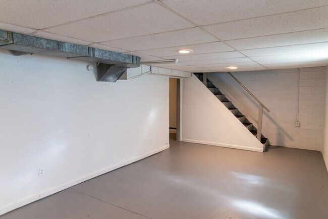 Building Photo - 6903 Cambridge Ave