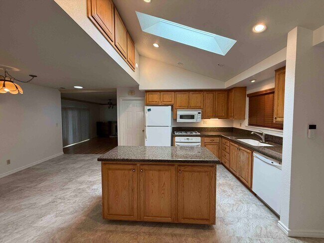Building Photo - Great 3 Bedroom Walking Distance to American River