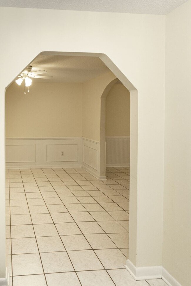 Building Photo - Beautiful 4 bedroom in the heart of Mossy ...