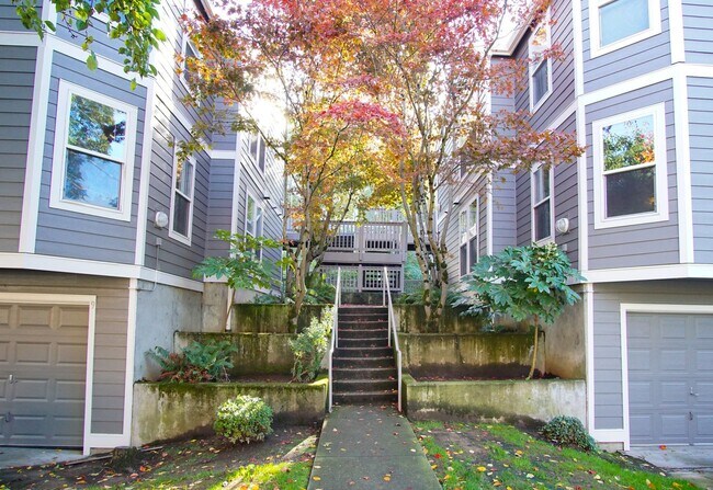 Building Photo - Lair Hill: Great 2 Bed 2 Bath with DW, W/D...
