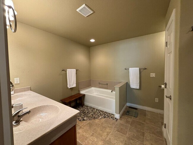 Building Photo - 3 BED | 3 BATH | TOWNHOME | DOUBLE GARAGE | WEST
