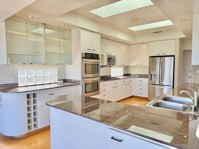 Building Photo - $4,390 / 3 BR - HILLTOP HOME WITH STUNNING BAY & BRIDGE VIEW IN HAYWARD!