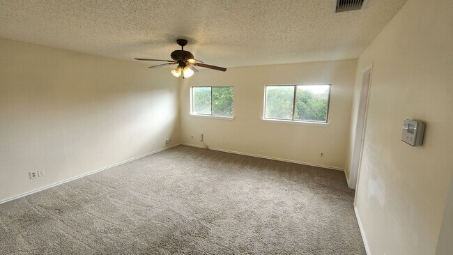 Building Photo - 3-bedroom 2.5 Bath Home in Converse
