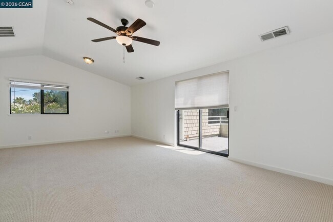 Building Photo - 660 La Casa Via