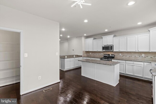 Building Photo - 7035 Southmoor St