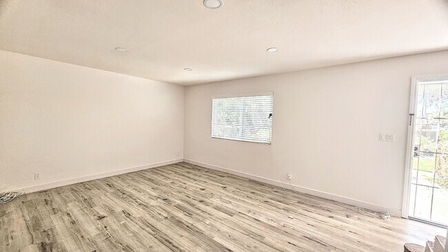 Building Photo - Gorgeous Remodeled 3bed 3bath 2 car garage...