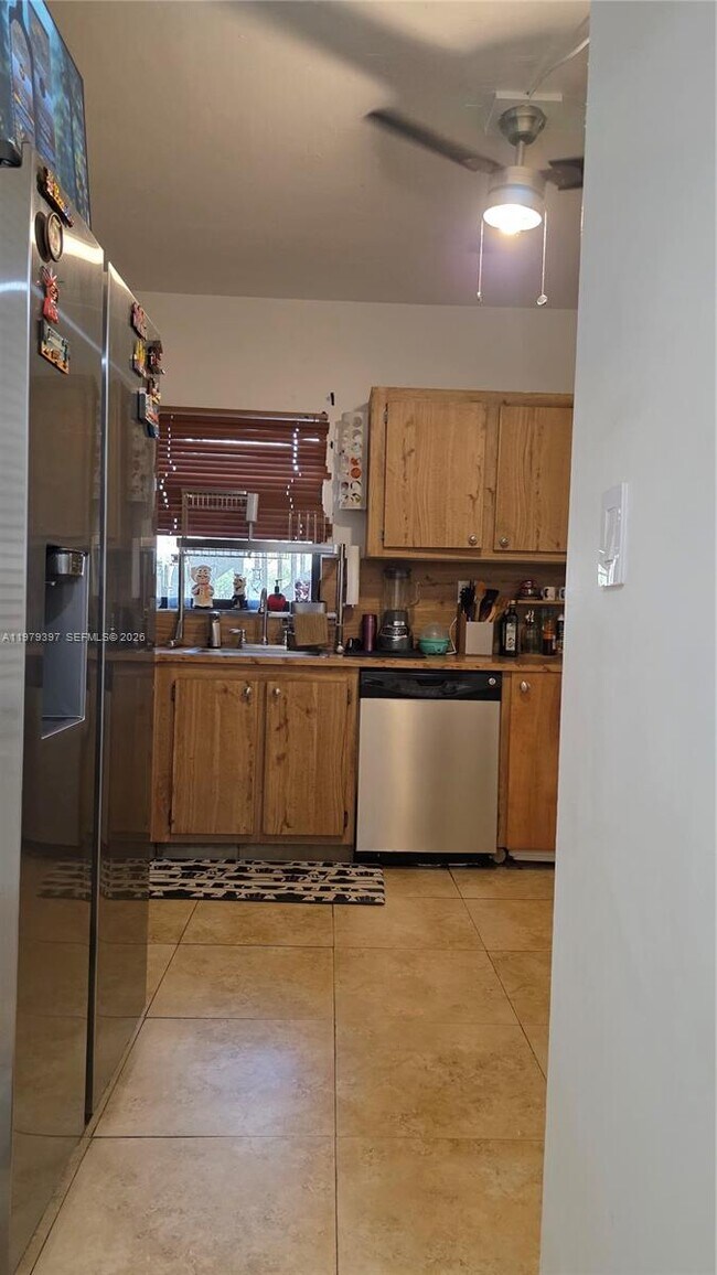 Building Photo - 750 NE 199th St