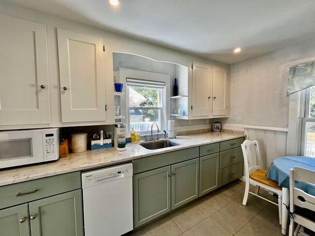 Building Photo - 15 Manor Dr