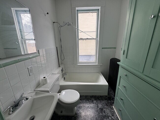 Building Photo - 405 N Queen Ave