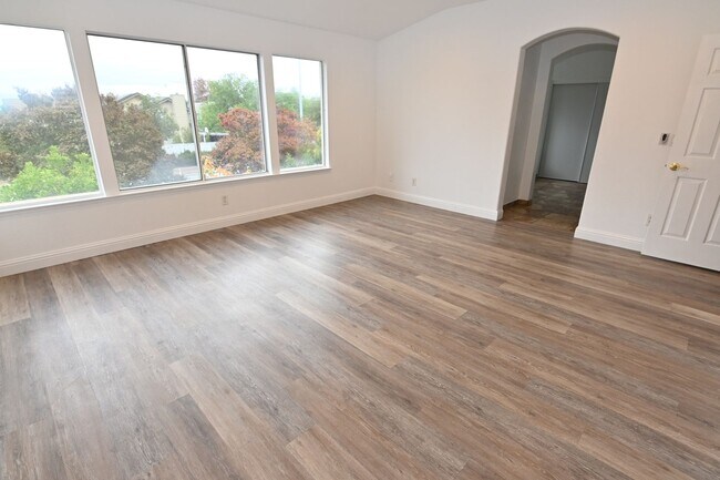 Building Photo - Stunning 5-Bedroom 3 bath 2 story Home in Prime North San Jose Location.