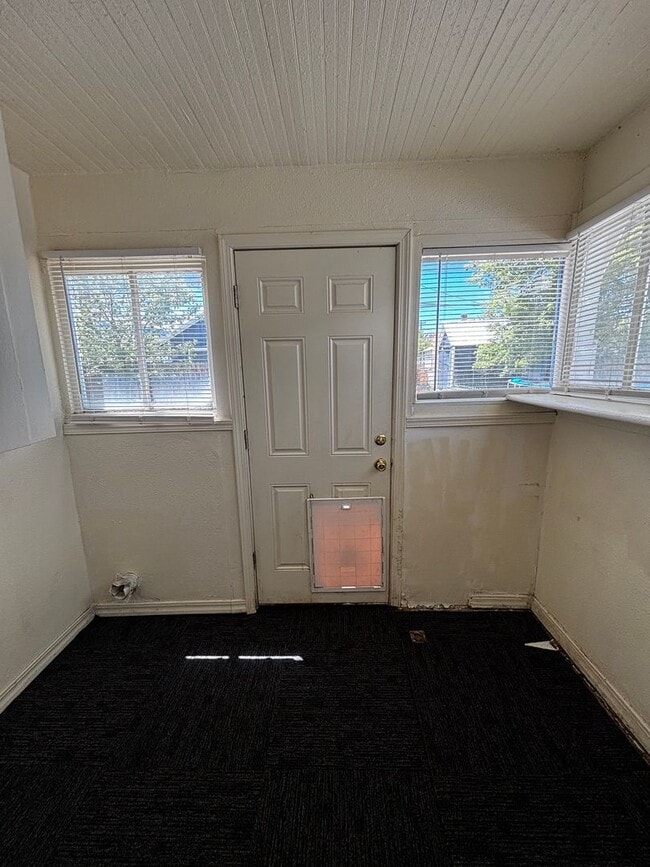 Building Photo - Quaint home with fully fenced yard and updates