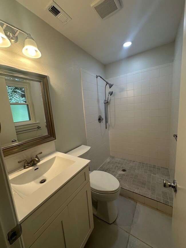 Building Photo - Newly remodeled 4/2 in the Eastgate Commun...