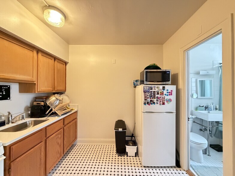 Building Photo - 4509 N Ashland Ave