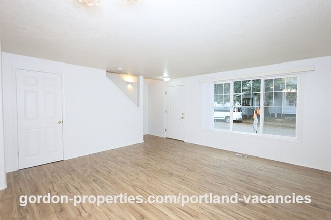 Building Photo - SE 73rd Ave - 3 bedroom townhouse in Mt Scott-Arleta neighborhood