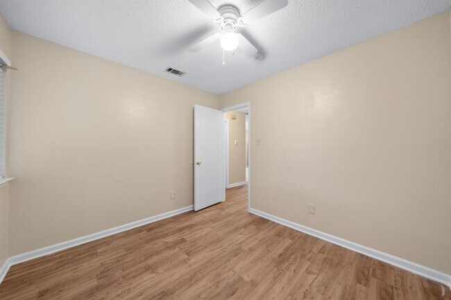 Building Photo - 100 Meteor Dr