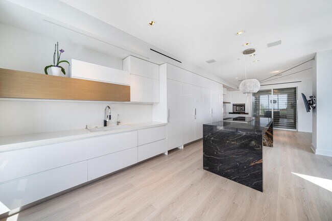 Building Photo - 5959 Collins Ave