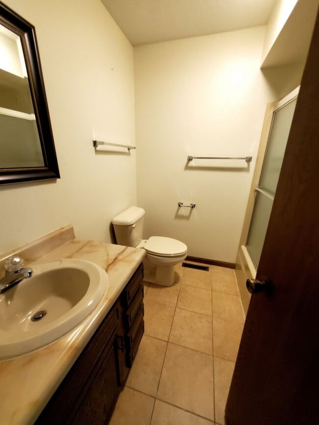 Building Photo - *Stone Gate Apartments - Advertising