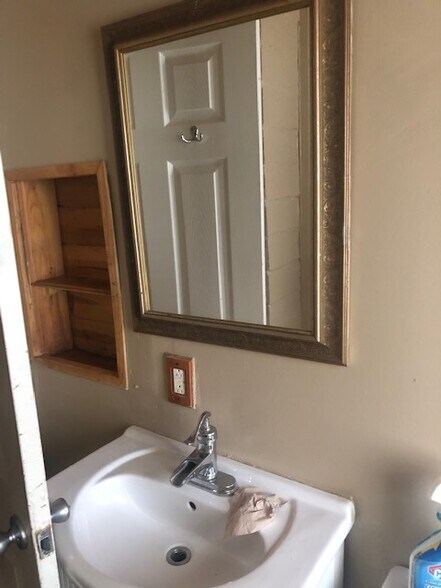 Bathroom - 14607 Hoyne Ave