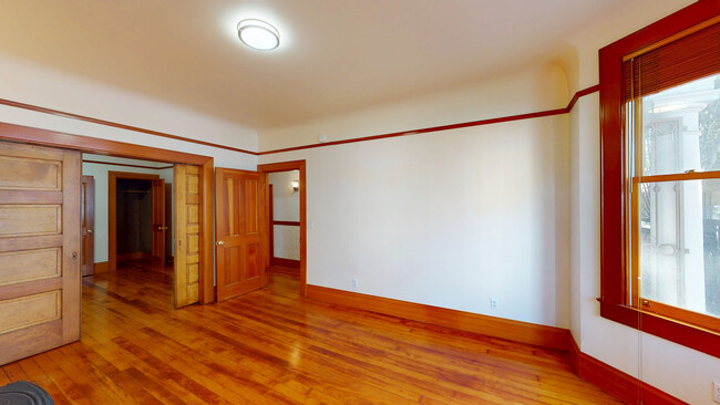 Building Photo - Large 4 BR x 1 Bath SOMA