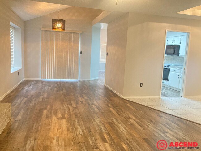 Building Photo - Spacious 3BD/2BA Home in Bakersfield's Desirable 93312